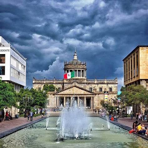 Catedral de Guadalajara y fuente de la Plaza de Armas